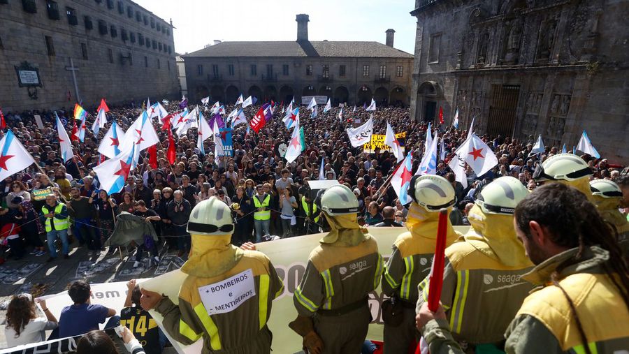 Miles piden renuncia de presidente regional por ola de incendios en Galicia