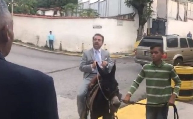 Rafael Lacava llega a Globovisión en un burro // Foto @rafaellacava10 