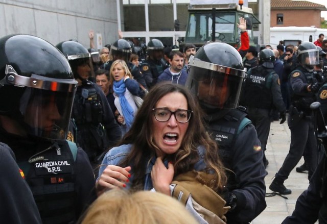 People clash with Spanish Guardia Civil guards outside a polling station in Sant Julia de Ramis, where Catalan president was supposed to vote, on October 1, 2017, on the day of a referendum on independence for Catalonia banned by Madrid. More than 5.3 million Catalans are called today to vote in a referendum on independence, surrounded by uncertainty over the intention of Spanish institutions to prevent this plebiscite banned by justice.  / AFP PHOTO / Raymond ROIG