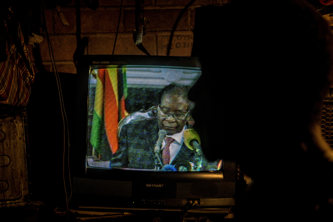 Mugabe de temido dictador a objeto de sátira teatral en menos de medio año