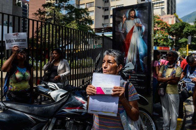 Activists take part in an anti-government demonstration protesting for the shortage of medicaments in Caracas on November 20, 2017. / AFP PHOTO / FEDERICO PARRA