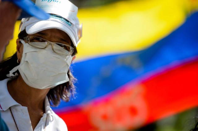 An activist takes part in an anti-government demonstration protesting for the shortage of medicaments in Caracas on November 20, 2017. / AFP PHOTO / FEDERICO PARRA