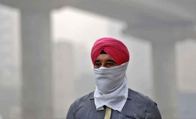 A man covers his face as he walks to work, in Delhi, India, November 7, 2017. REUTERS/Saumya Khandelwal