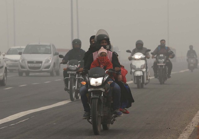 People commute on a smoggy morning in New Delhi, India, November 8, 2017. REUTERS/Saumya Khandelwal