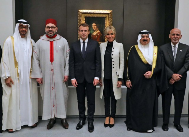 (From L-R) Abu Dhabi Crown Prince Mohammed bin Zayed Al-Nahyan, Moroccan King Mohammed VI, French President Emmanuel Macron, his wife Brigitte, Bahrain's King Hamed bin Isa al-Khalifa and Afghan President Ashraf Ghani pose for a photo as they visit the Louvre Abu Dhabi Museum during its inauguration in Abu Dhabit, UAE, November 8, 2017. Picture taken November 8, 2017. REUTERS/Ludovic Morin/Pool