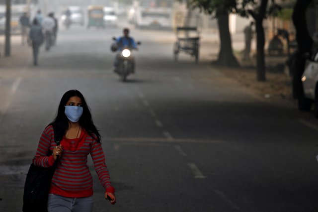 Una mujer camina por la carretera en una mañana de niebla en Nueva Delhi, India, el 10 de noviembre de 2017. REUTERS / Saumya Khandelwal