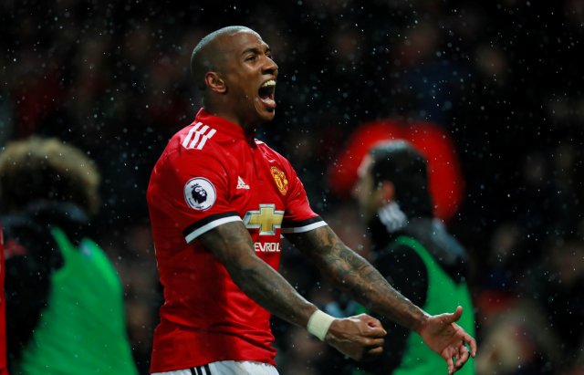 Ashley Young celebra tras marcar un gol por el Manchester United.     Action Images via Reuters/Jason Cairnduff    