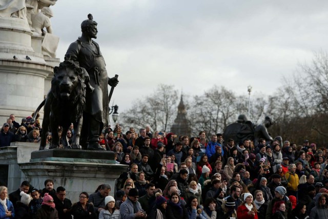 Tourists stand outside Buckingham Palace after Prince Harry announced his engagement to Meghan Markle, in London, Britain, November 27, 2017. REUTERS/Darrin Zammit Lupi