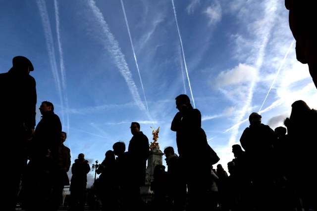 Tourists gather outside Buckingham Palace after Prince Harry announced his engagement to Meghan Markle, in London, Britain, November 27, 2017. REUTERS/Darrin Zammit Lupi