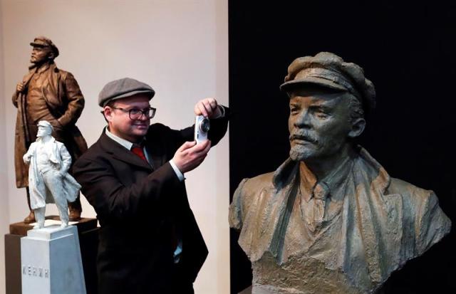  Un visitante saca una fotografía de la escultura de Vladímir Lenin expuesta en 'El siglo de los Líderes', en el Museo de Escultura Urbano de San Petersburgo (Rusia) hoy, 24 de octubre de 2017. La exposición conmemora el centenario de la Revolución bolchevique en 1917. EFE/ Anatoly Maltsev
