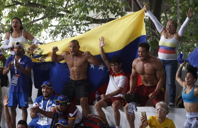 Miembros de la delegación de Venezuela celebran hoy, lunes 13 de noviembre de 2017, durante las competencias de lucha en los XVIII Juegos Bolivarianos que se disputan en la ciudad colombiana de Santa Marta. EFE/Luis Eduardo Noriega A.