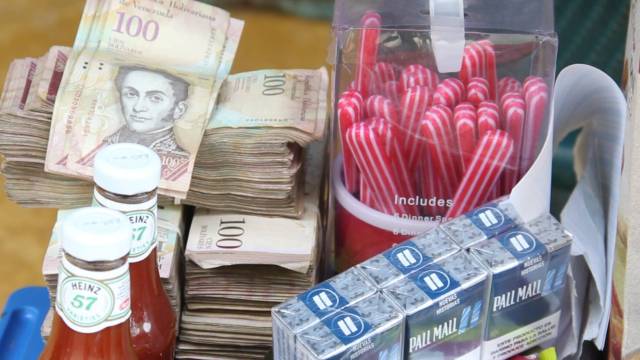 El comercio de venezolanos se ha instalado en las calles de Arauca. JUAN CARLOS ZAPATA