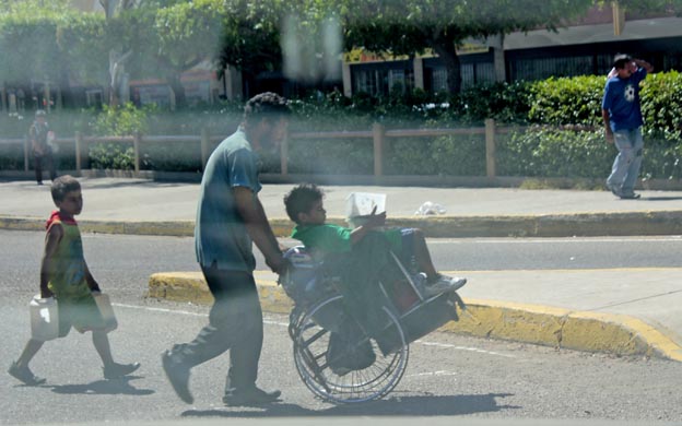 Los infantes deambulan por las calles solos o acompañados por sus padres. (Foto: María Fuenmayor)