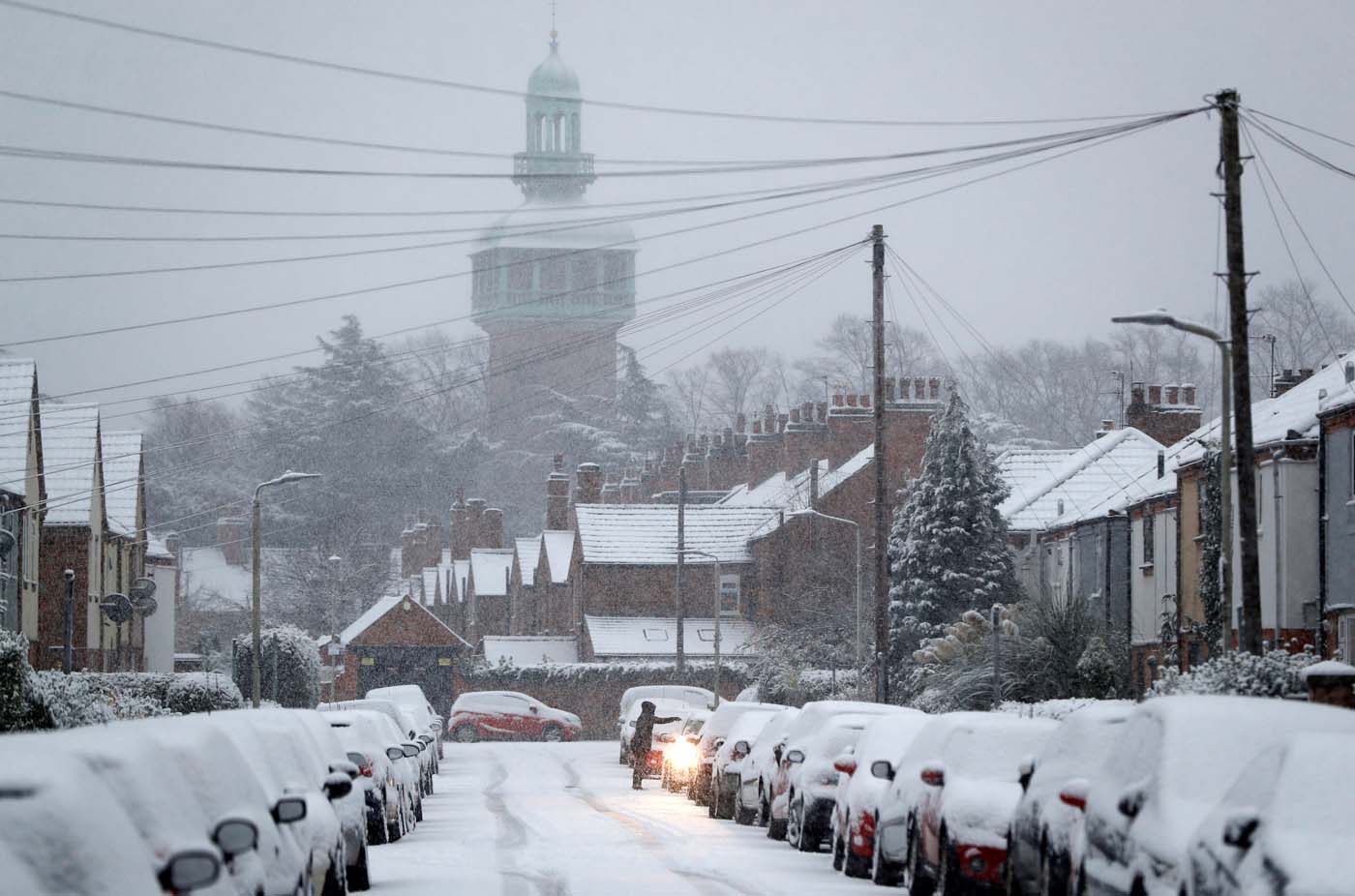 La nevada obliga a cancelar vuelos y cerrar carreteras en el Reino Unido (fotos)