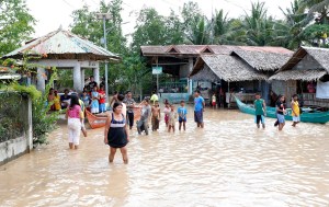 Evacúan 650.000 personas en Vietnam por la tormenta Tembin, que mató 240 en Filipinas