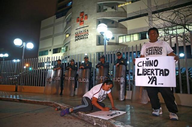 Simpatizantes del expresidente Alberto Fujimori (1990-2000), muestran cárteles de apoyo, a las afueras de la clínica donde se encuentra internado hoy, domingo 24 de diciembre del 2017. El presidente de Perú, Pedro Pablo Kuczynski, otorgó hoy el indulto humanitario al exmandatario Alberto Fujimori condenado a 25 años de cárcel por delitos de lesa humanidad, según un comunicado oficial. EFE /Agencia Andina