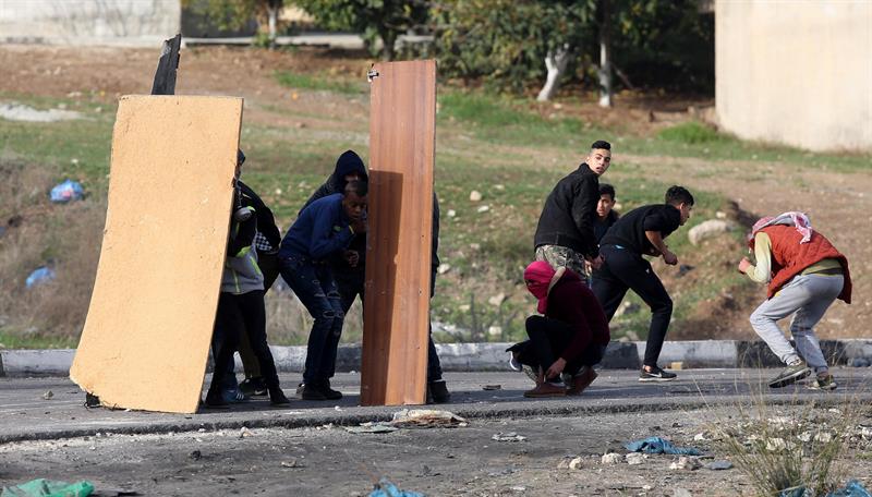 Decenas de heridos en nuevas protestas palestinas contra decisión de Trump (Fotos)