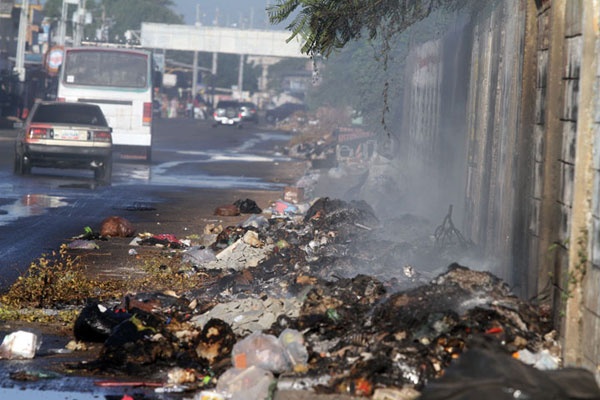 Alarma en Maracaibo por acumulación y quema de basura