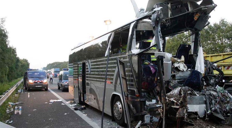 Ascienden a 4 los muertos por choque entre autobús escolar y tren en Francia