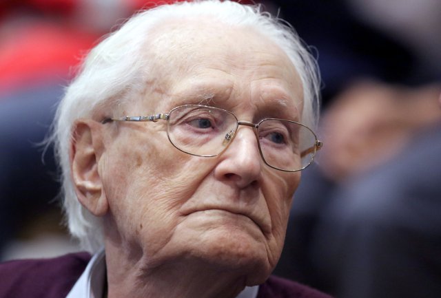 FILE PHOTO: Oskar Groening, defendant and former Nazi SS officer dubbed the "bookkeeper of Auschwitz", is pictured in the courtroom during his trial in Lueneburg, Germany, July 15, 2015. REUTERS/Axel Heimken/Pool/File Photo