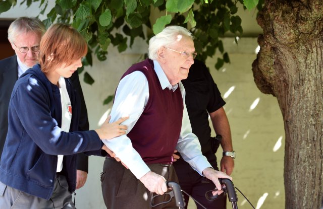 FILE PHOTO: Oskar Groening, defendant and former Nazi SS officer dubbed the "bookkeeper of Auschwitz" leaves the court after the announcement of his verdict in Lueneburg, Germany, July 15, 2015. REUTERS/Fabian Bimmer/File Photo