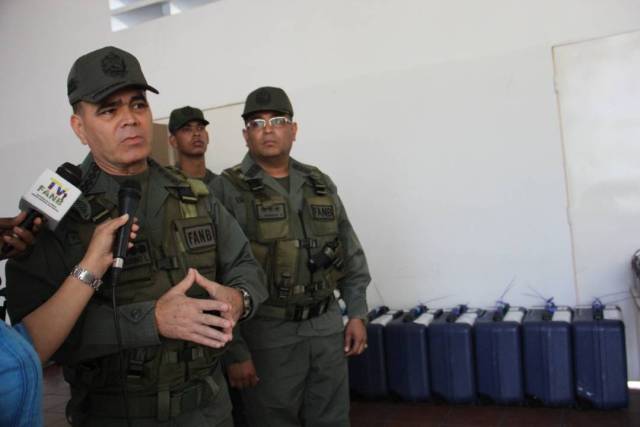 Foto: El ministro de la defensa , Vladimir Padrino Lopéz inspeccionando el despliegue del Plan República en los centros de votación / @PrensaFANB