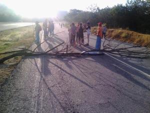 Protesta en la autopista Charallave-Ocumare por fallas en TODOS los servicios públicos #4Dic