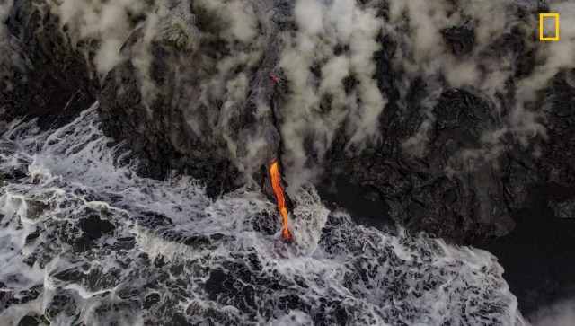 Drip Tercer premio en la categoría: Fotografía aérea En los flancos del volcán Kilauea, en Hawaii, un flujo de roca fundida se derrama a las aguas del Océano Pacífico. Después de la erupción a principios de 2016, al flujo de lava le tomó aproximadamente dos meses llegar al mar, a 9 kilómetros de distancia. Foto: Grec C. / National Geographic Nature Photographer of the Year 2017