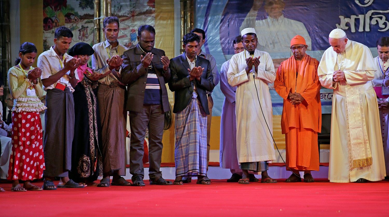 Papa pronuncia la palabra “rohinyá” tras un encuentro con refugiados en Bangladesh (Fotos)