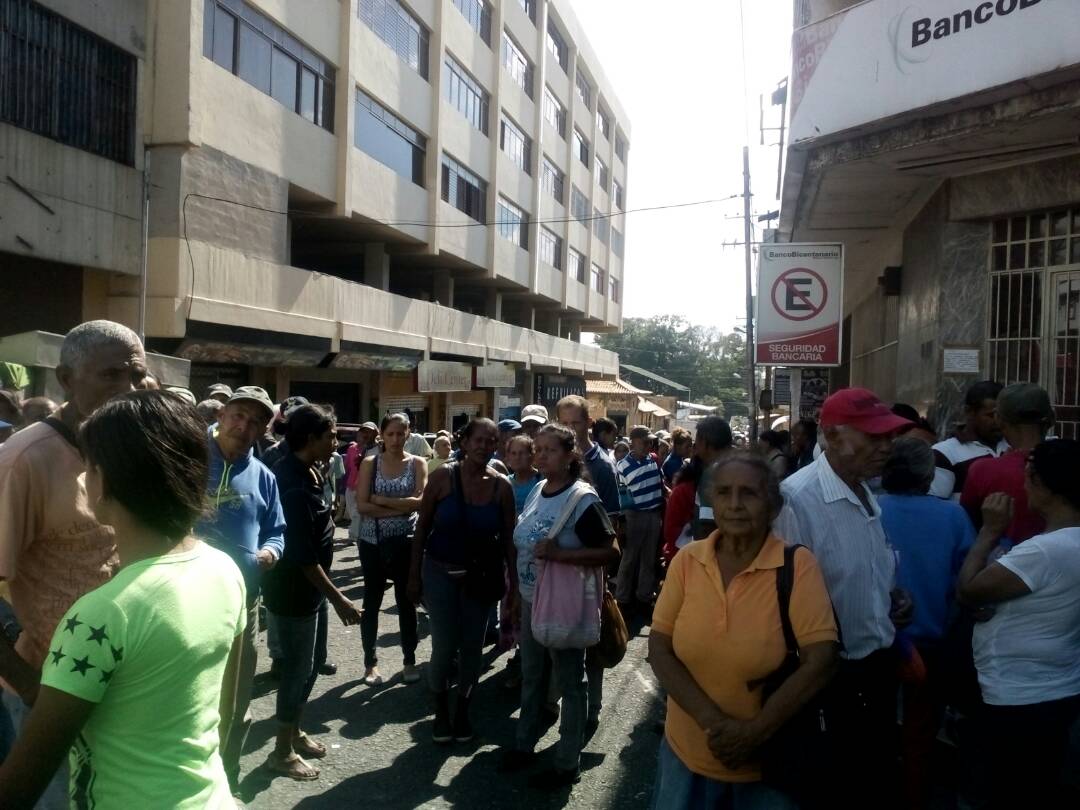 En Yaracuy los pensionados protestan por falta de efectivos en los bancos #22Dic