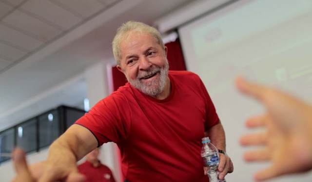 Former Brazilian President Luiz Inacio Lula da Silva arrives at the metallurgical trade union while the Brazilian court decides on his appeal against a corruption conviction that could bar him from running in the 2018 presidential race, in Sao Bernardo do Campo, Brazil January 24, 2018. REUTERS/Leonardo Benassatto   NO RESALES. NO ARCHIVES