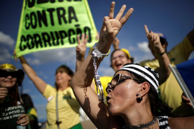 People celebrate after a Brazilian appeals court upheld the corruption conviction of former President Luiz Inacio Lula da Silva, in Brasilia, Brazil, January 24, 2018. REUTERS/Ueslei Marcelino