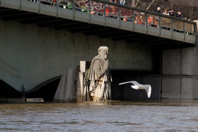 A view shows the Zouave soldier statue under the Pont d'Alma as the Seine River overflows its banks as heavy rains throughout the country have caused flooding, in Paris, France, January 26, 2018. REUTERS/Pascal Rossignol?