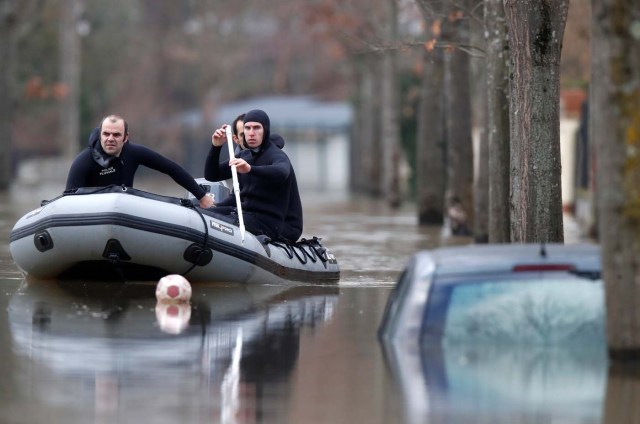 Paris police divers use a small boat to patrol a flooded residential street in Villeneuve-Saint-Georges, near Paris, France January 26, 2018. REUTERS/Christian Hartmann