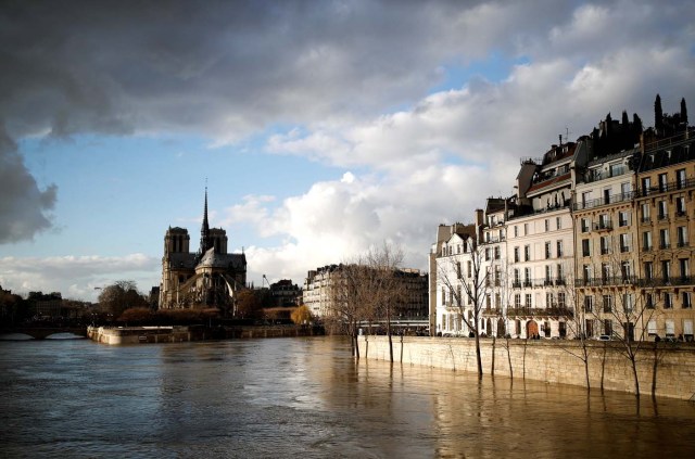 The rear of the Notre Dame Cathedral in Paris is seen as the muddy Seine River covers its banks after days of almost non-stop rain causes flooding in France, January 26, 2018. REUTERS/Christian Hartmann