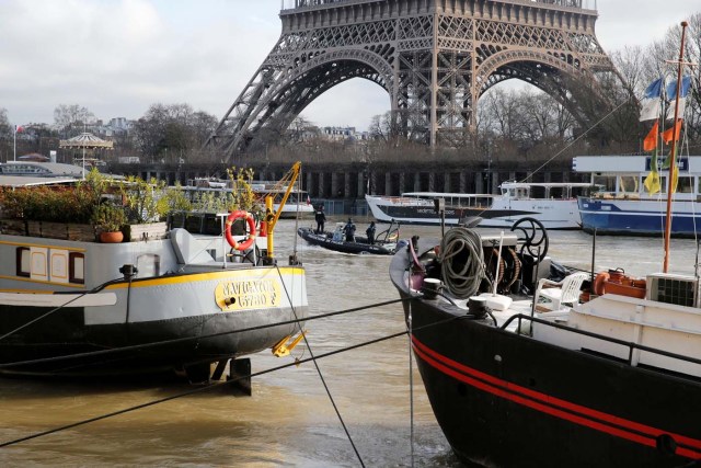 Paris police navigate on the Seine River that overflowed its banks as heavy rains throughout the country have caused flooding, in Paris, France, January 26, 2018. REUTERS/Pascal Rossignol?