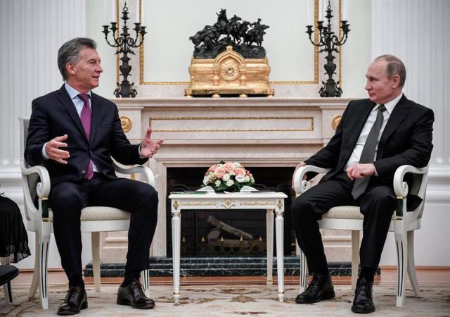 El presidente ruso, Vladímir Putin (dcha), mantiene una reunión con su homólogo argentino, Mauricio Macri, en el Kremlin, en Moscú (Rusia) hoy, 23 de enero de 2018. EFE/ Alexander Nemenov/ Pool