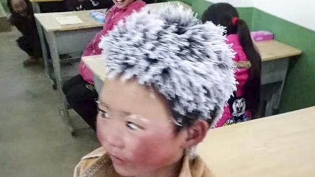 El niño chino que llegó congelado a su escuela recibirá ayuda