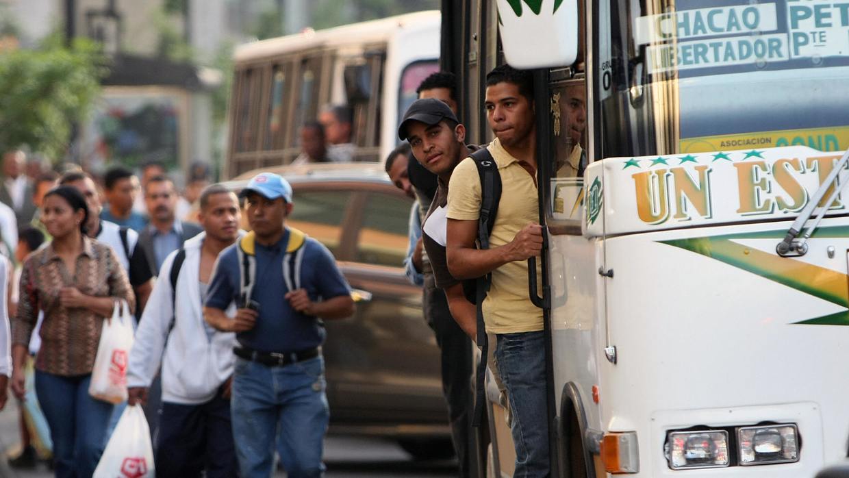 Transportistas incumplen tarifa acordada y cobran hasta 10 bolívares en Caracas