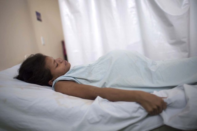 Venezuelan refugee Yuliany Vasquez, 17, prepares to give birth to her twins, at the Maternity Hospital Nossa Senhora de Nazare in the city of Boa Vista, Roraima, Brazil, on February 26, 2018.  Of every 4 births in Boa Vista's maternity hospital one is from a Venezuelan mother. According to local authorities around one thousand refugees are crossing each day the Brazilian border from Venezuela. The constant flux of Venezuela's immigrants are living in shelters and streets of Boa Vista and Pacaraima cities. They are crossing to Brazil looking for work, medical care and food. Boa Vista's three hundred thousand population includes a 10 percent of Venezuelans.  / AFP PHOTO / MAURO PIMENTEL