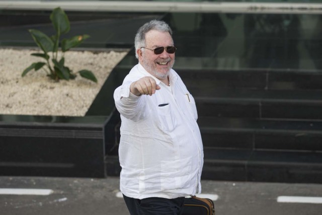 Venezuelan former Ambassador to the Organization of American States (OAS) and member of the Venezuelan government's negotiating committee, Roy Chaderton, arrives at the Dominican Foreign Ministry's headquarters, in Santo Domingo, Dominican Republic, on January 31, 2018. Representatives of the Venezuelan government and of the opposition met at the Dominican Foreign Ministry's headquarters for third consecutive day, as they struggled to agree on the date of the upcoming presidential elections. / AFP PHOTO / Erika SANTELICES