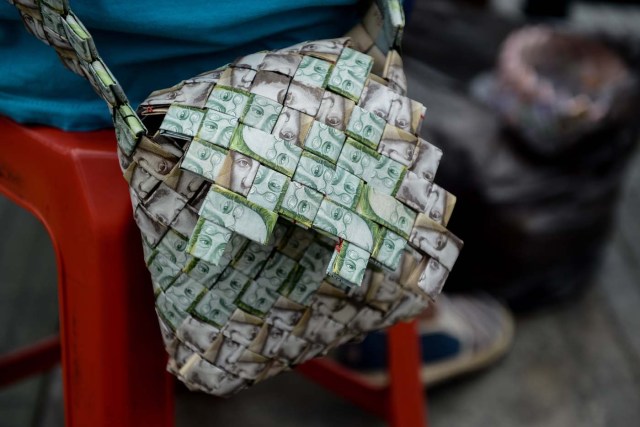 Closeup of a purse made by Venezuelan Wilmer Rojas, out of Bolivar banknotes in Caracas on January 30, 2018. A young Venezuelan tries to make a living out of devalued Bolivar banknotes by making crafts with them. / AFP PHOTO / FEDERICO PARRA