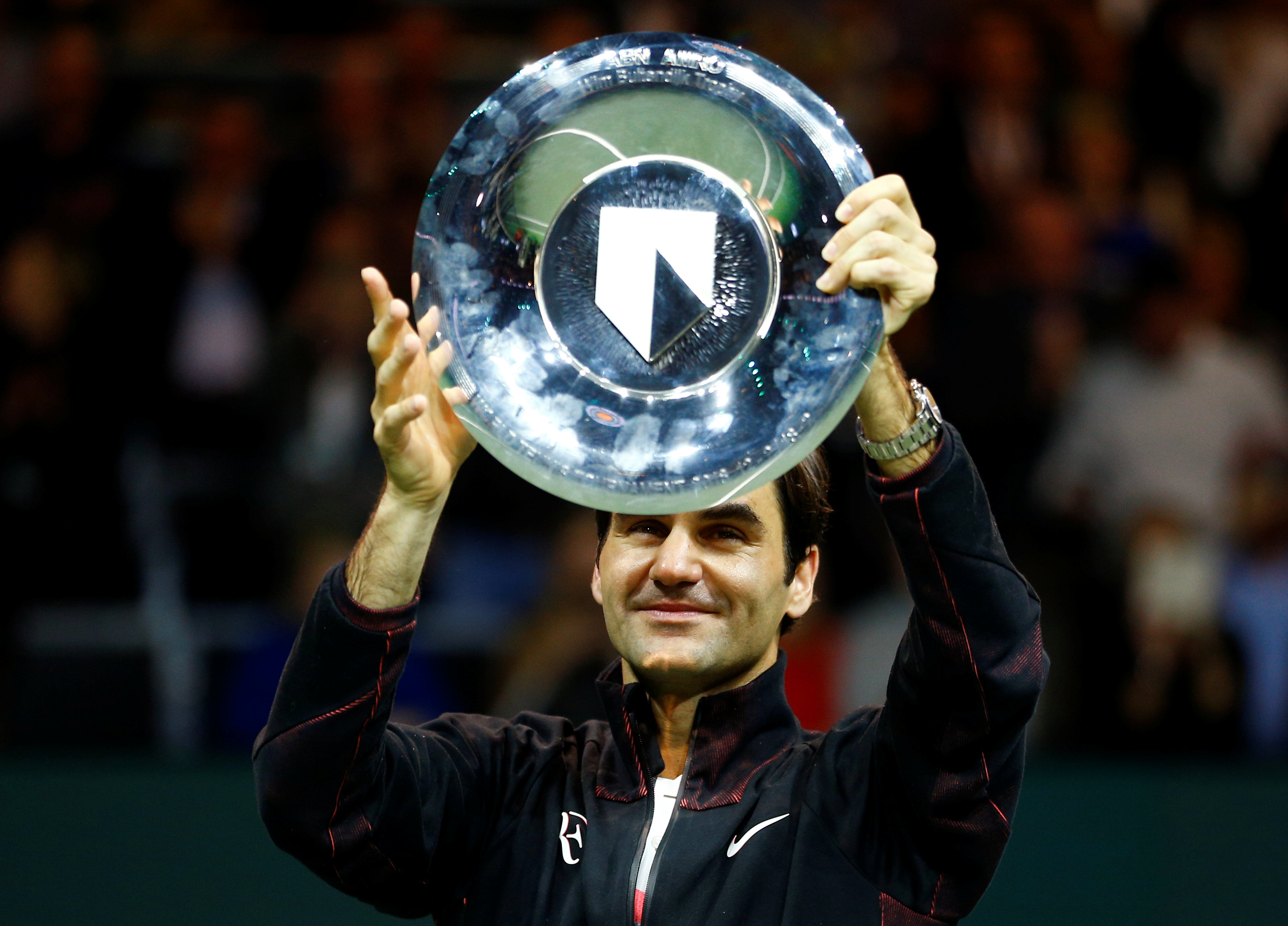 Roger Federer se alza con el trofeo en el torneo de Róterdam