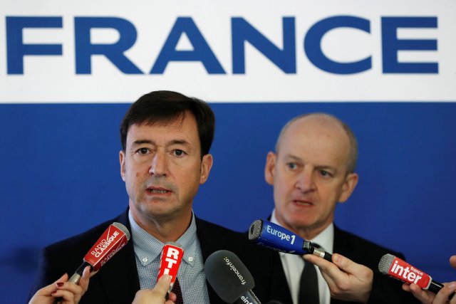 Franck Terner, consejero delegado de Air France, y el director de operaciones Alain-Herve Bernard asisten a una conferencia de prensa sobre retrasos en los vuelos e interrupciones en vísperas de una huelga convocada por los sindicatos de trabajadores por sueldo, en París, Francia, el 21 de febrero de 2018. REUTERS / Gonzalo Fuentes