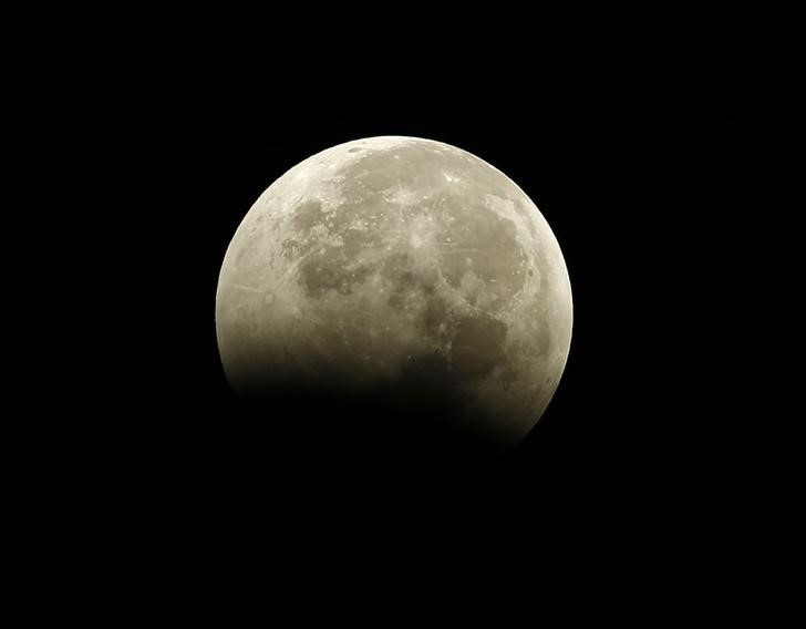 ¿El hallazgo más importante del siglo? La NASA confirma la existencia de agua en la Luna