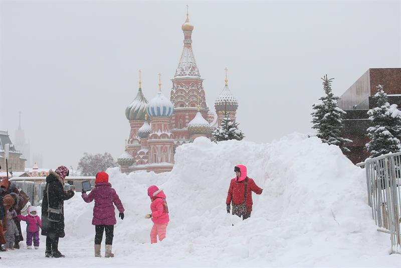 La nieve paraliza Moscú tras récord histórico de precipitaciones (Fotos)