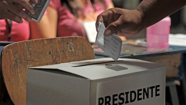Ciudadano vota en la segunda vuelta de las elecciones presidenciales de Costa Rica, 6 de abril de 2014. Juan Carlos Ulate / Reuters