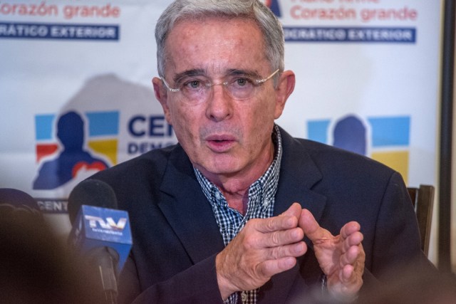 MIA01. MIAMI (EE.UU.), 10/02/2018.- El expresidente y senador colombiano Álvaro Uribe Vélez habla durante una rueda de prensa hoy, sábado 10 de febrero de 2018, en las instalaciones de Signature Grand Davie, condado de Broward, Florida, (Estados Unidos). EFE/Giorgio Viera