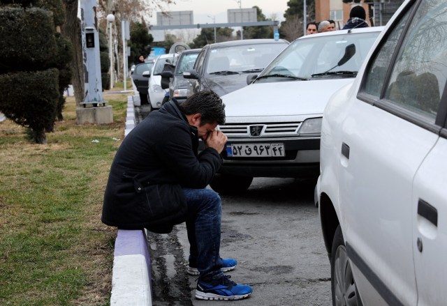 Relatives of passengers of an Iran Aseman Airline flight react while gathering around a mosque at the Mehr-Abad airport in Tehran, Iran, 18 February 2018. Media reported that a plane of Aseman Air crashed with around 60 passengers near Semirom, around the city of Isfahan. Reportedly all passengers are feared dead when the plane crashed in a mountainous region on its way from Tehran to Yassuj in South western Iran. (Teherán) EFE/EPA/ABEDIN TAHERKENAREH