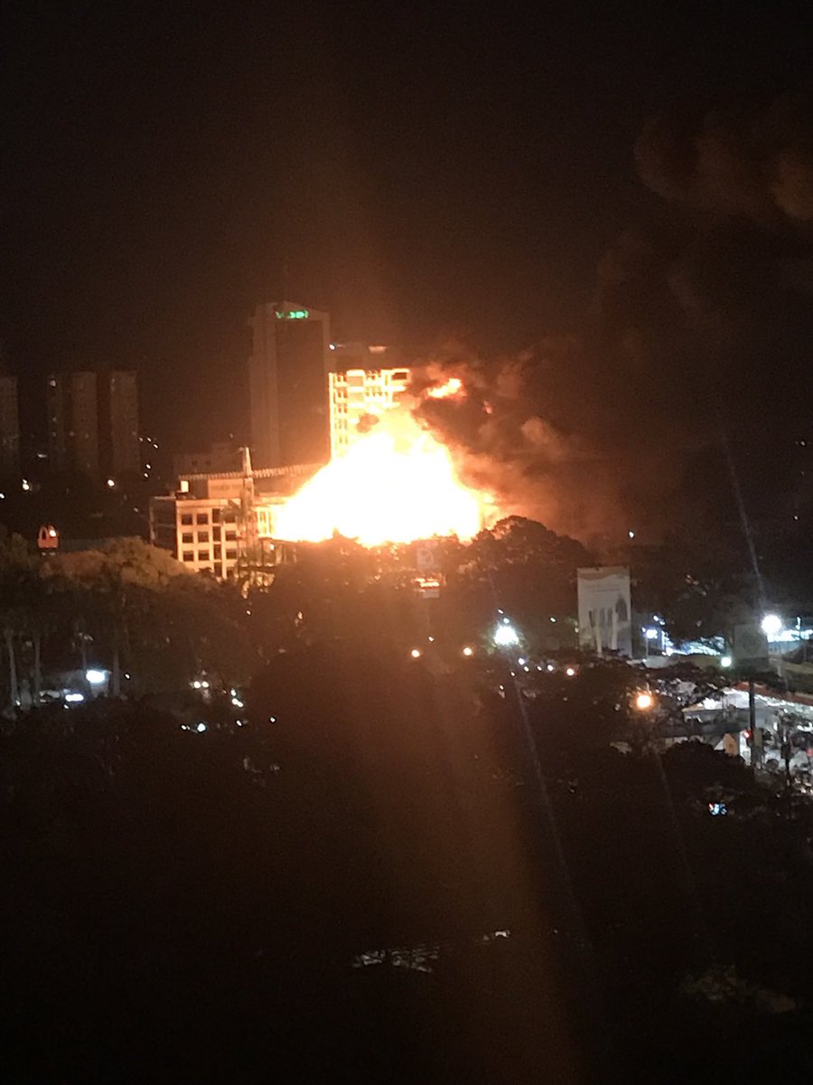 Reportan fuerte incendio en un edificio en construcción en  Barquisimeto (VIDEOS+FOTOS)
